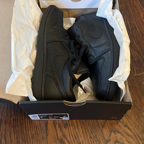Air Jordan Low Triple Black Size 7 Men’s or women’s 8.5 - Picture 3 of 14